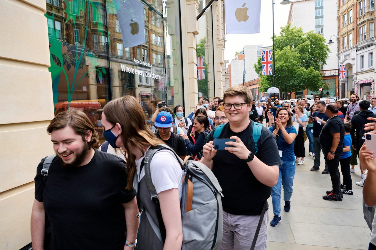 The line waiting outside of the store prior to opening. Credit: Apple