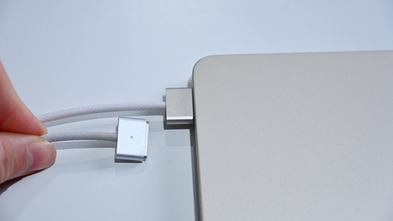 Can You Charge Macbook Air M2 with USB C? - Hollyland