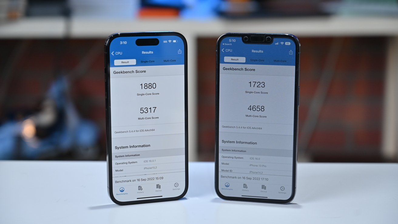 Geekbench 5 results on iPhone 14 Pro (left) and iPhone 13 Pro (right)