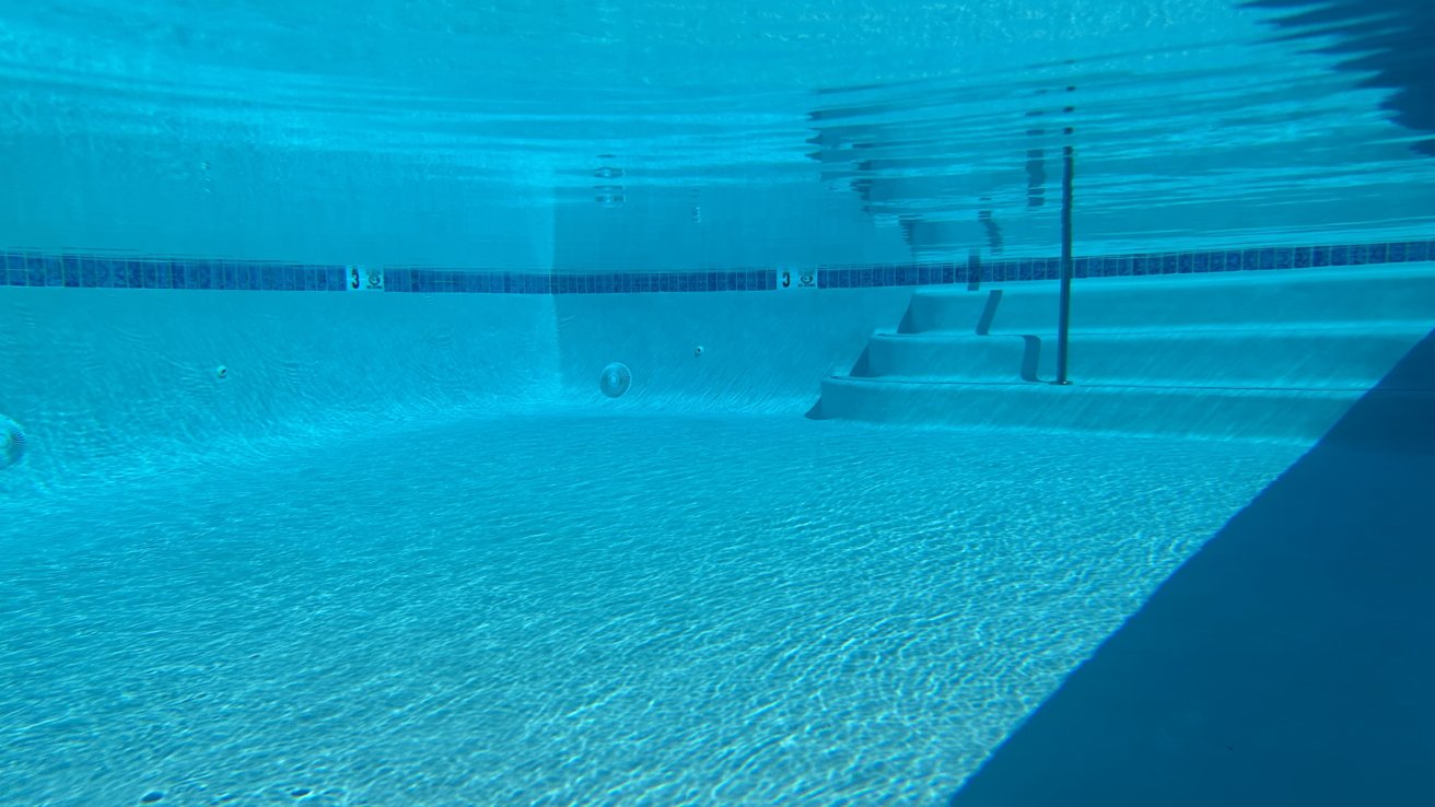 A photo take underwater in the Fre Series case.