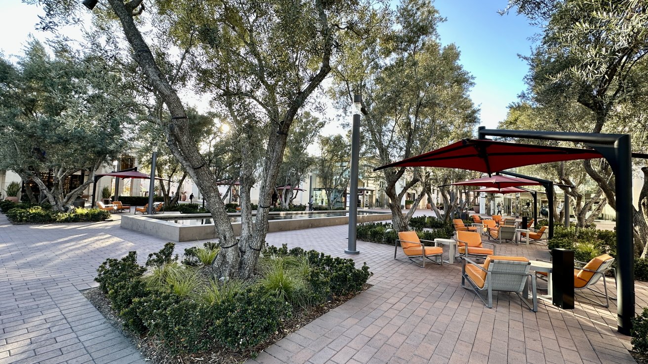 Outside the Apple store, there is plenty of comfy seating. Rest your tired feet and let the kiddos play near the fountain