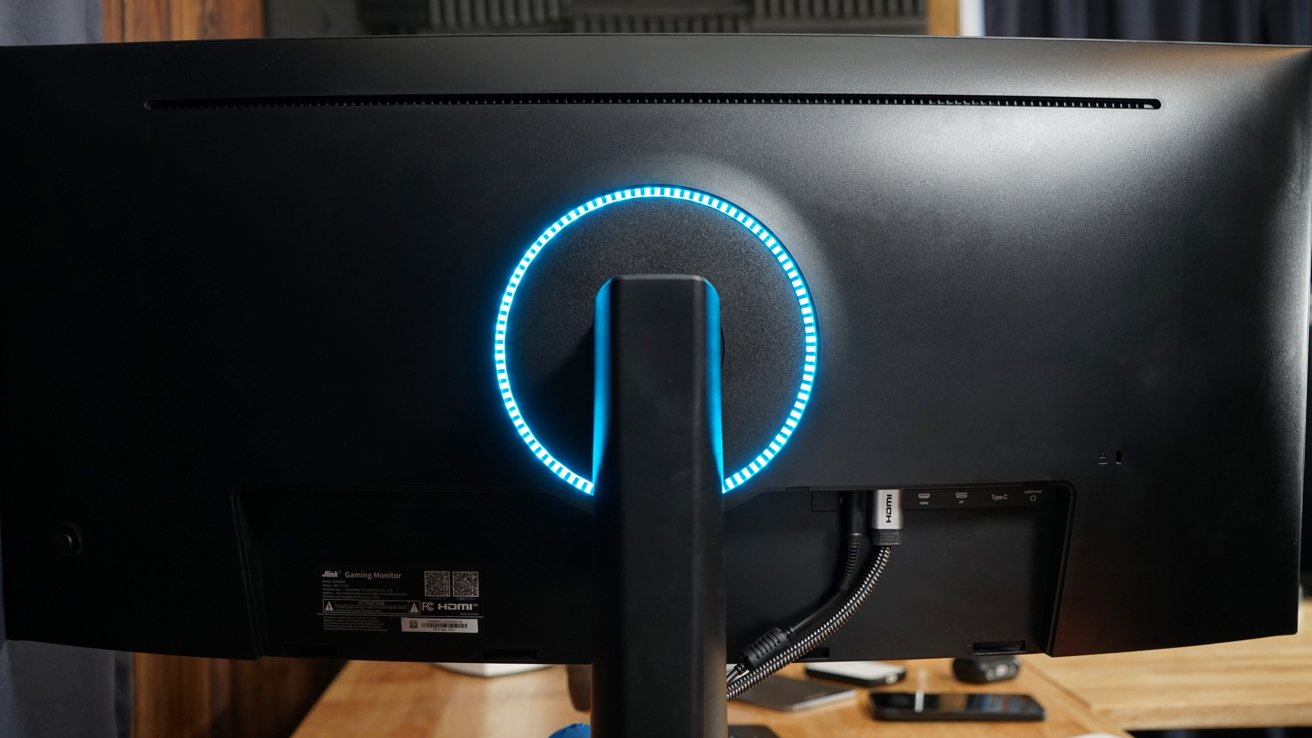 A ring glows on the back and can be configured in the monitor settings