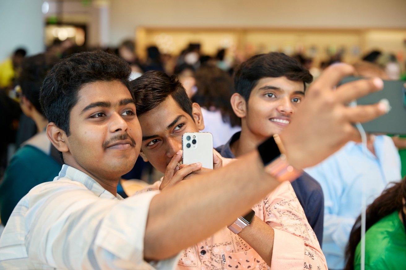 Look at that - taking a selfie landscape. Good on him.