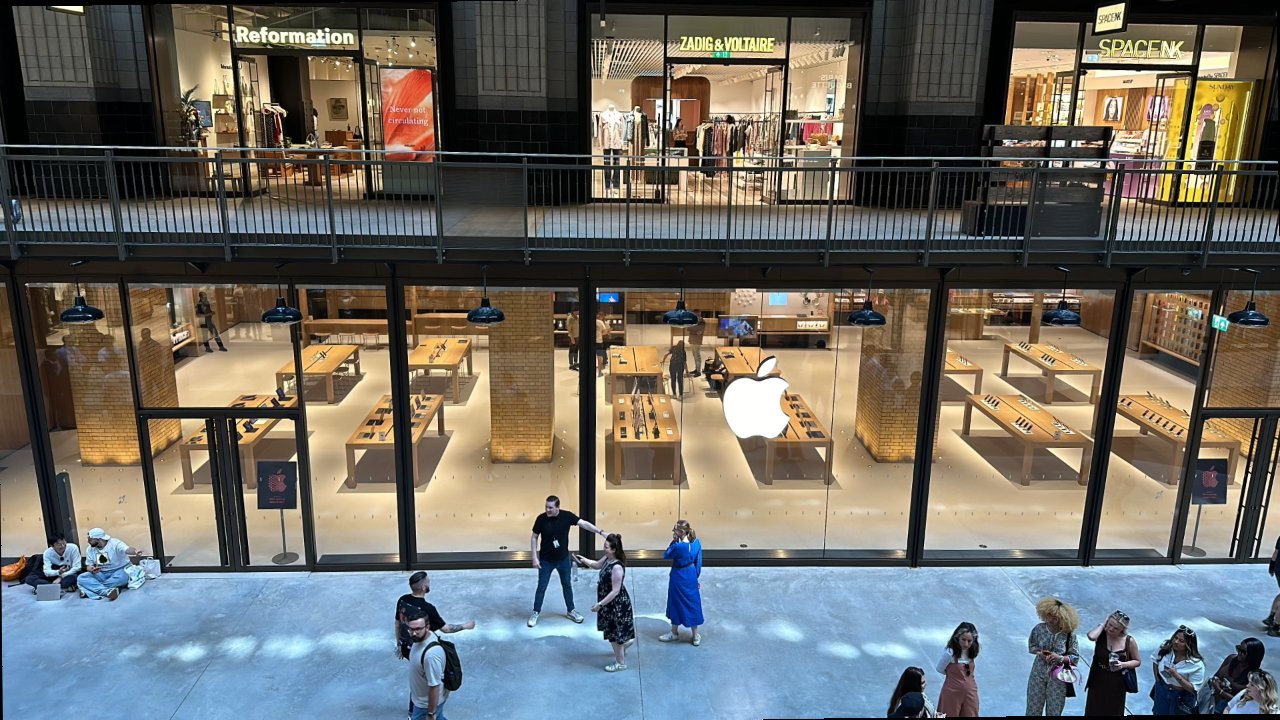 Before the opening —  looking down on Apple Battersea from the surrounding balcony (Source: Craig Jobbins)