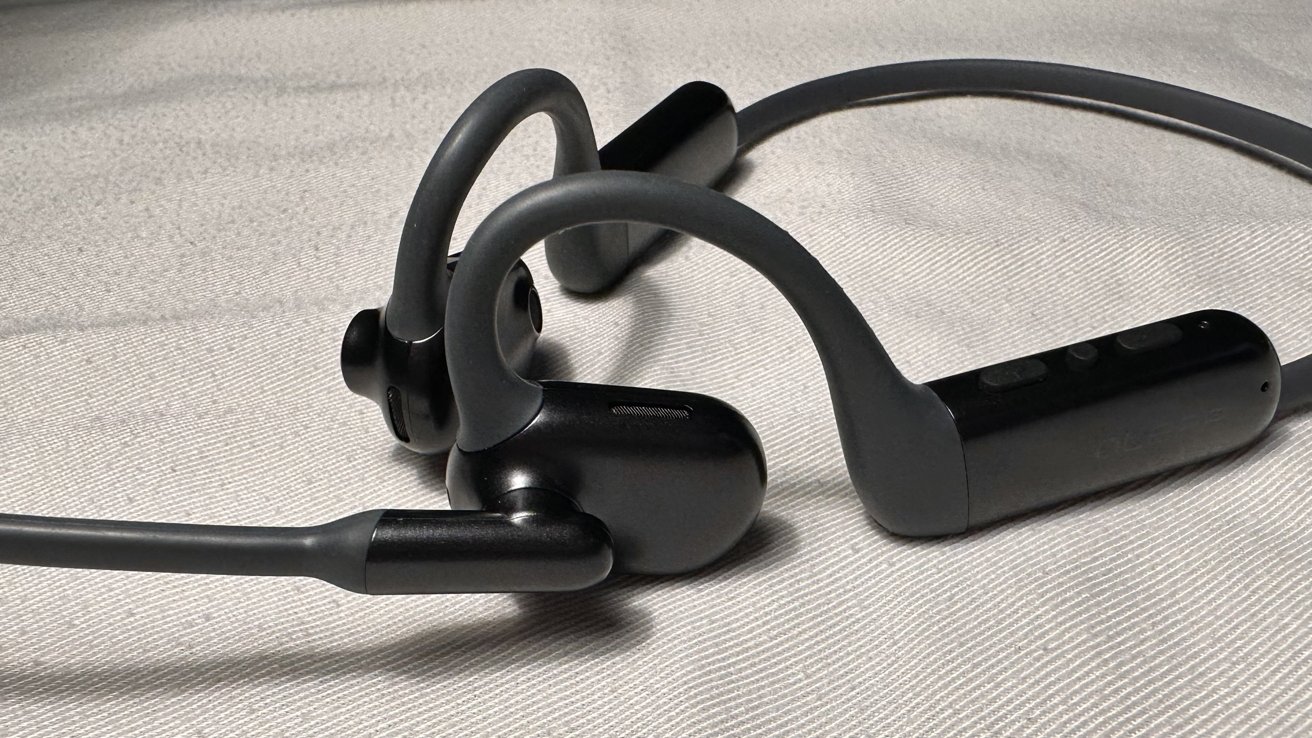 Oleap Pilot curved open-ear design