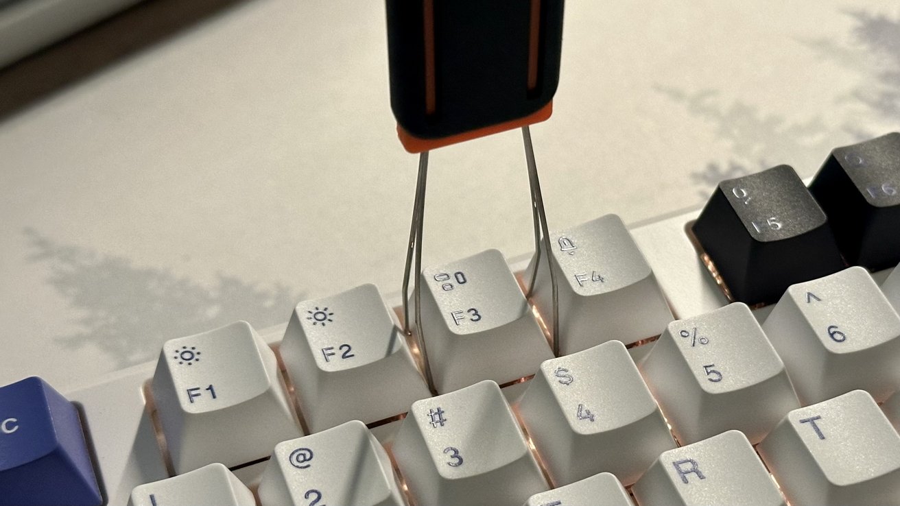 Plucking out keycap
