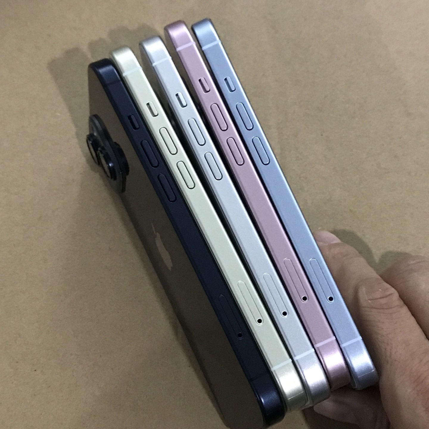 网友分享苹果 iPhone 15/Pro 系列机模照片，展示多款配色