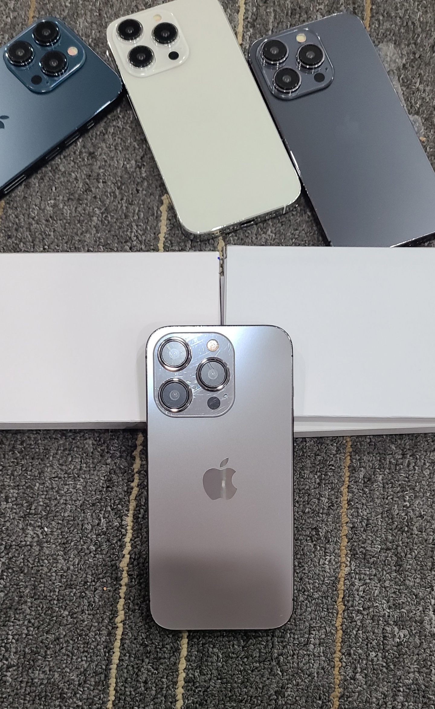 网友分享苹果 iPhone 15/Pro 系列机模照片，展示多款配色