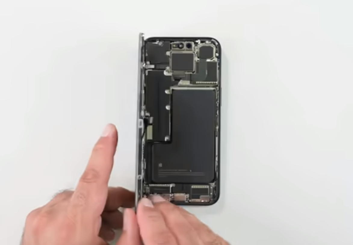 iFixit 拆解 iPhone 15 Pro Max：内部设计与上一代类似，升级骁龙 X70 调制解调器