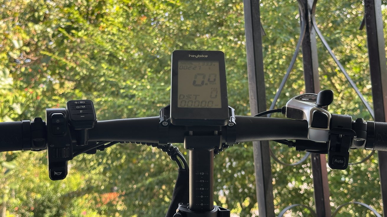 The LCD shows data like current speed and pedal assist level