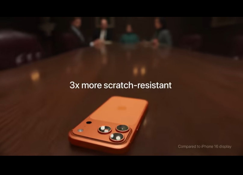 谈判桌上滑行15秒！苹果新广告展示iPhone 17超强抗刮擦性能