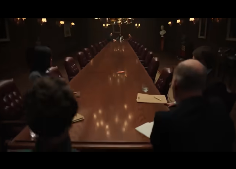 谈判桌上滑行15秒！苹果新广告展示iPhone 17超强抗刮擦性能