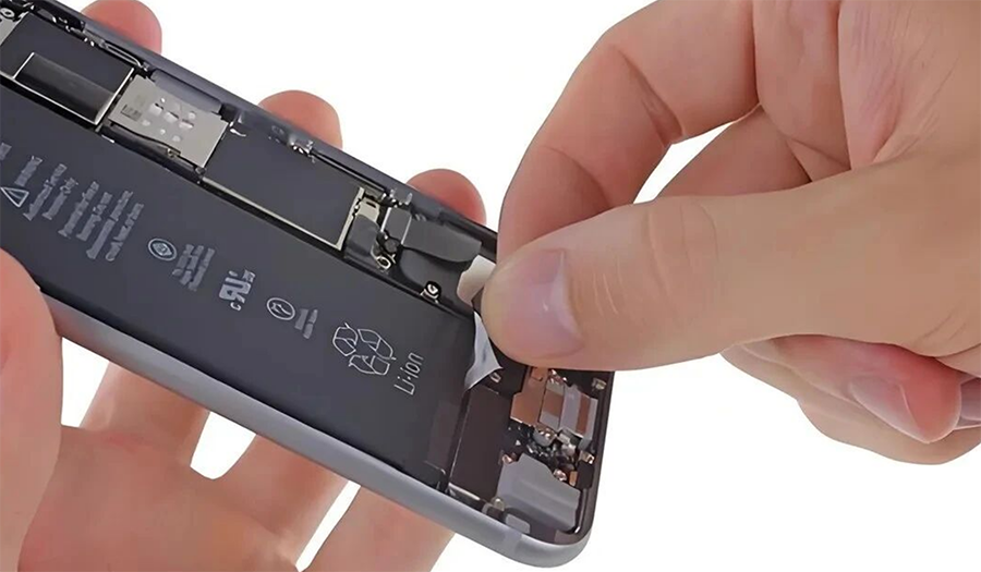 iPhone 13 半价换电池引发争议：线上能预约，线下没货换