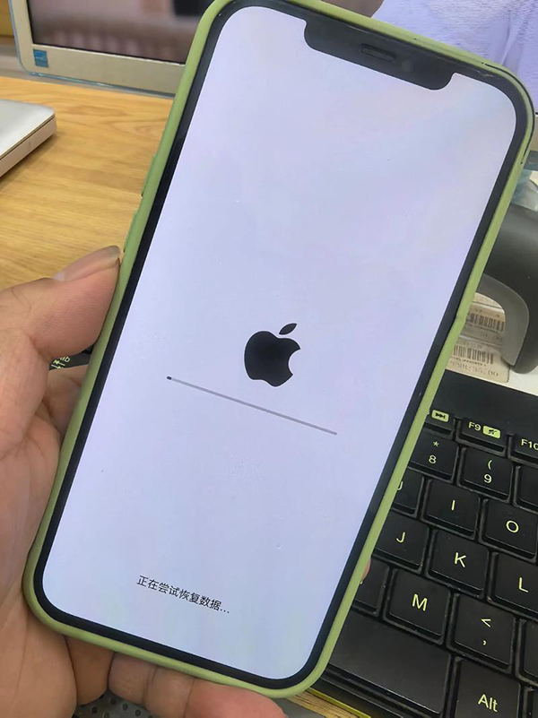 iPhone卡在白苹果进不去？用爱思助手轻松解决
